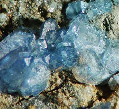 蓝锥矿和蓝宝石的区别_蓝锥矿鉴别特征_蓝锥矿产地_宝石图鉴