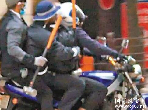 匪徒用铁锤砸珠宝店橱窗 20秒抢走2400万港元钻饰