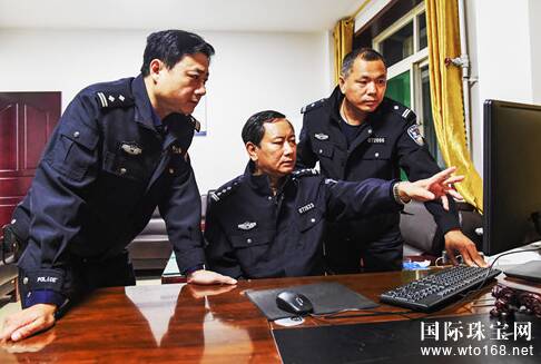 火车上闲聊 兄弟对我装有40余件的珠宝拉杆箱一见钟情