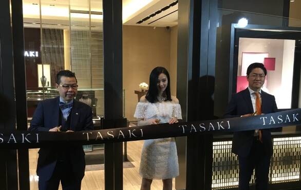 刘诗诗身穿白色一字裙佩戴珠出席剪彩 清新可爱惹人爱