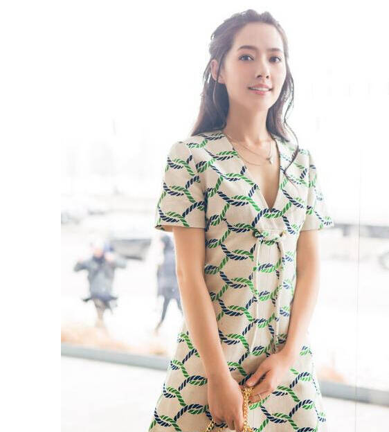 郭碧婷亮相纽约时装周 佩戴千叶珠宝更显清纯活泼
