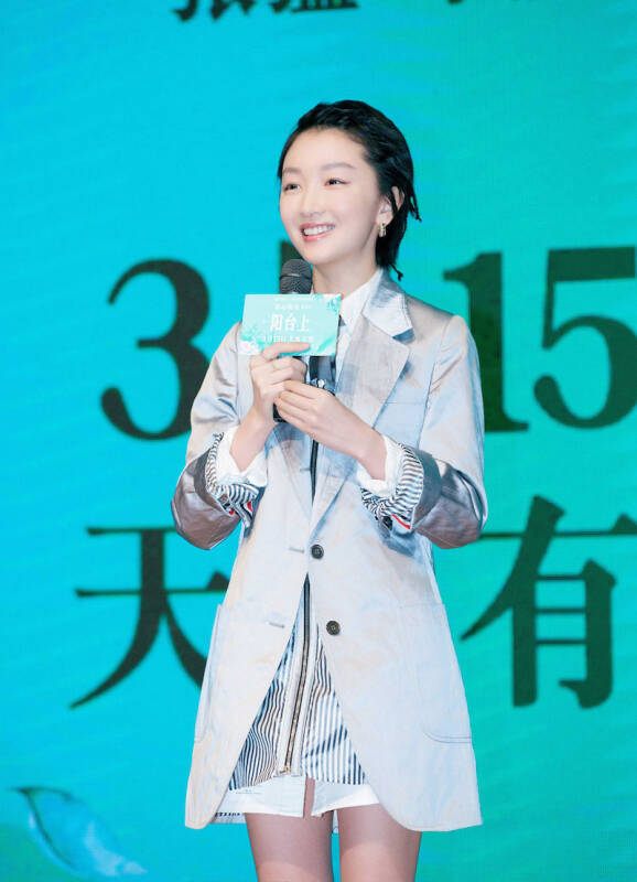 周冬雨佩戴宝诗龙出席电影《阳台上》首场点映