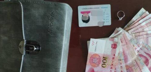 乘公交丢失万元钻戒 司机拾金不昧归还