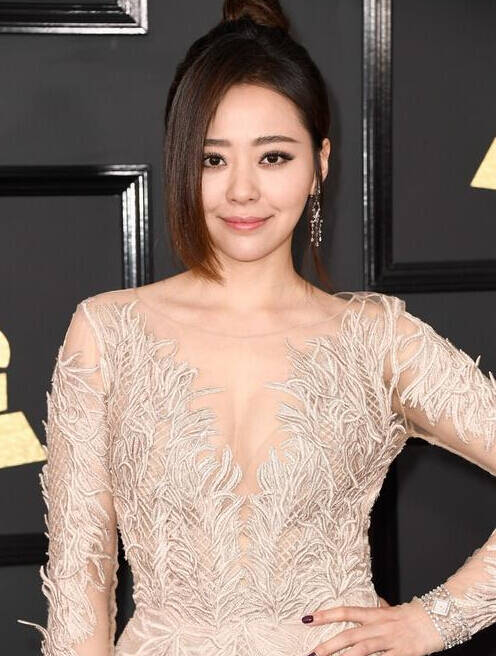 张靓颖亮相格莱美奖 裸色长裙配珠宝性感大气