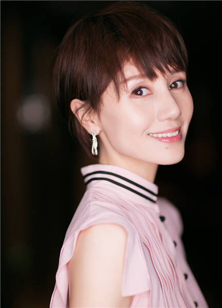 气质女神袁泉佩戴CHAUMET尚美巴黎珠宝现身中国电视剧品质盛典