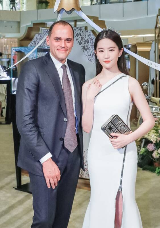 优雅女神刘亦菲惊艳亮相宝格丽珠宝新品展