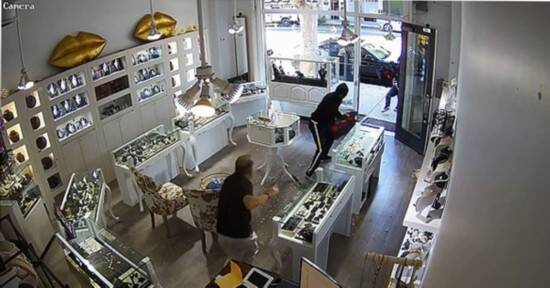 美国一珠宝店遭抢劫 店主凭一己之力击退劫匪