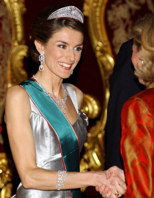 颜值与衣品齐在线的西班牙王妃 珠宝也是“很有料”