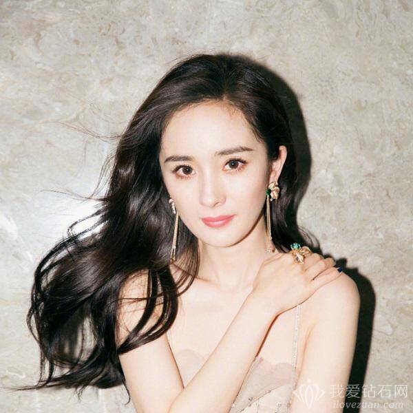 杨幂佩戴伯爵珠宝惊艳现身电视剧品质盛典 尽显柔情俏丽