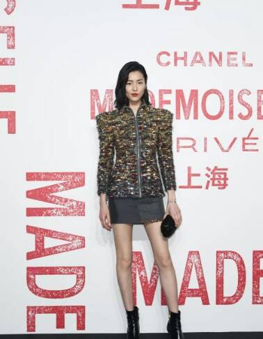 刘雯佩戴CHANEL臻品珠宝Comète系列出席《走进香奈儿展览》开幕派对