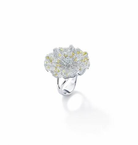 演员奥菲利亚·拉维邦德佩戴Forevermark®美钻戒指出席英国电影奖