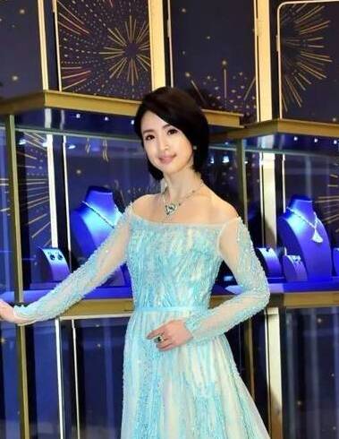 女神林依晨出席宝格丽珠宝展 清新可爱
