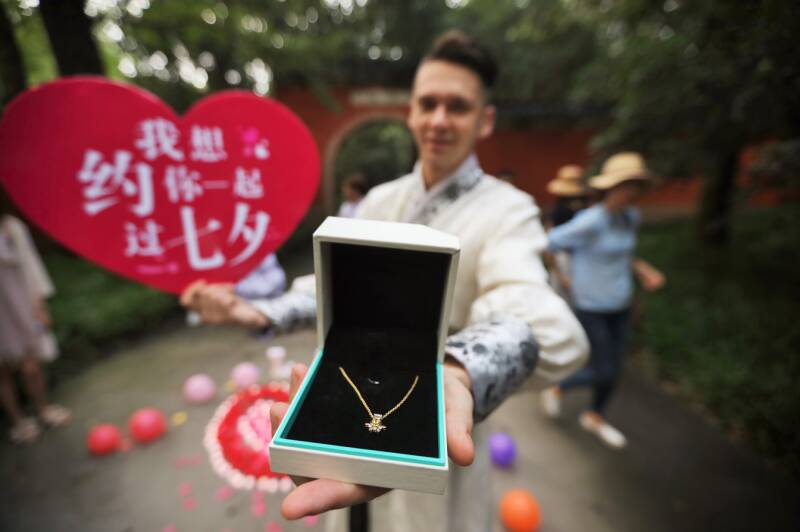 “最美相遇”视频疯传 曼卡龙珠宝火了