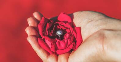 还在为挑选订婚戒指这个“世纪难题”困扰着吗？9大妙招让你轻松解决
