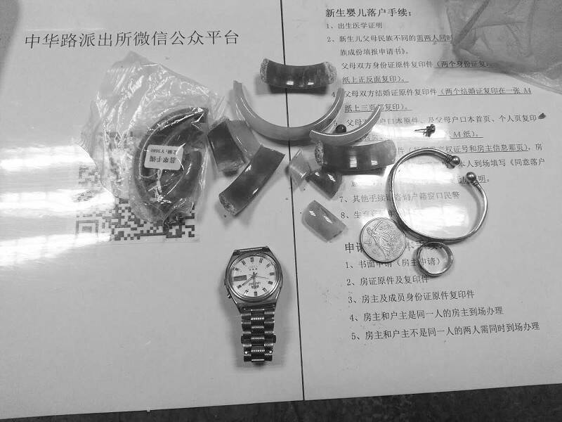 二手房装修时旧床里拆出金银珠宝和4万存单 民警帮助物归原主