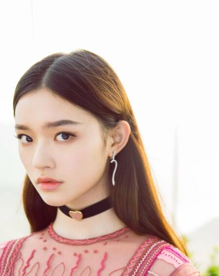 林允佩戴玳美雅珠宝获飞跃新星奖 娇媚可人