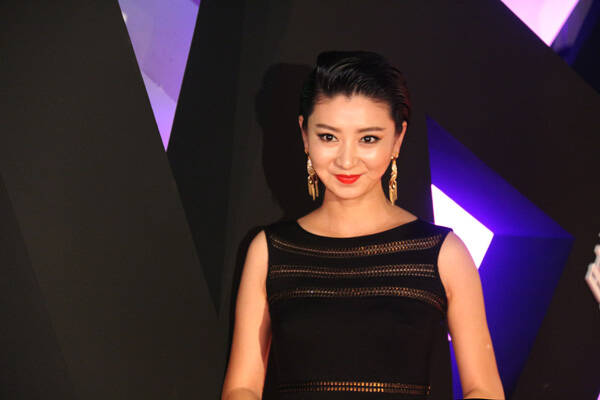 Carrera y Carrera 携手著名女星斓曦亮相
