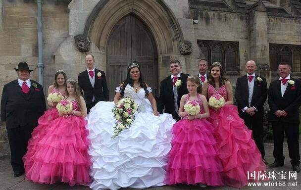 英国新娘奢华婚纱重达127斤 施华洛世奇水晶水钻等珠宝点缀