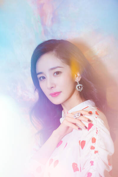 杨幂携手伯爵珠宝盛装出席跨年盛典 尽显甜美气质