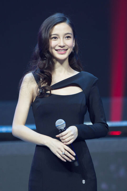 Angelababy佩戴POMELLATO宝曼兰朵亮相百度庆典