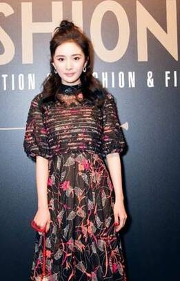 杨幂着黑色纱质印花长裙携伯爵珠宝亮相Vogue Film首映派对