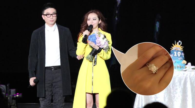 张靓颖演唱会冯柯求婚成功，I Do Tower印证“我愿意”