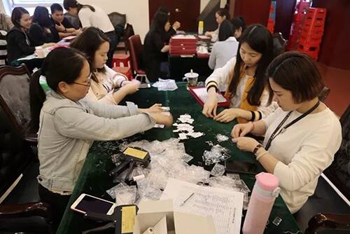 周大生吹响“春季攻势”号角 为展厅所有货品更换数字化标签