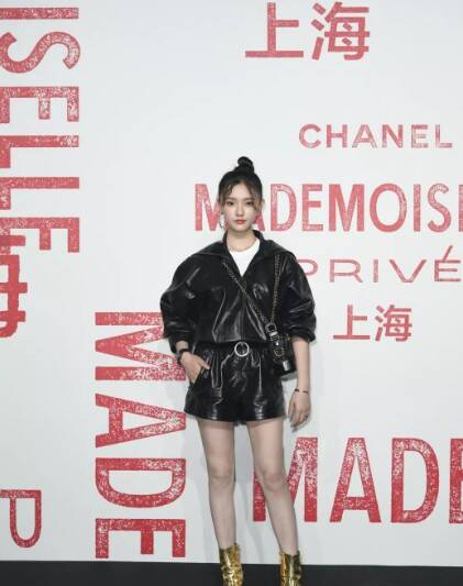 林允佩戴CHANEL高级珠宝COCO CRUSH系列现身《走进香奈儿》展览