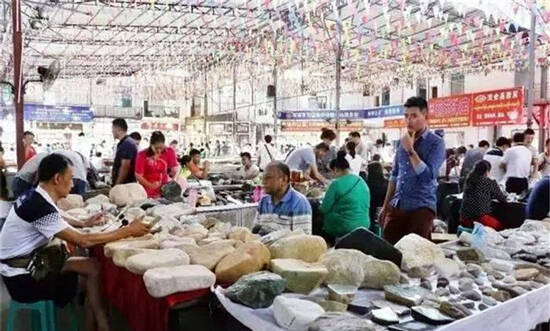 中缅边境最大珠宝市场 商贩摆地摊卖珠宝