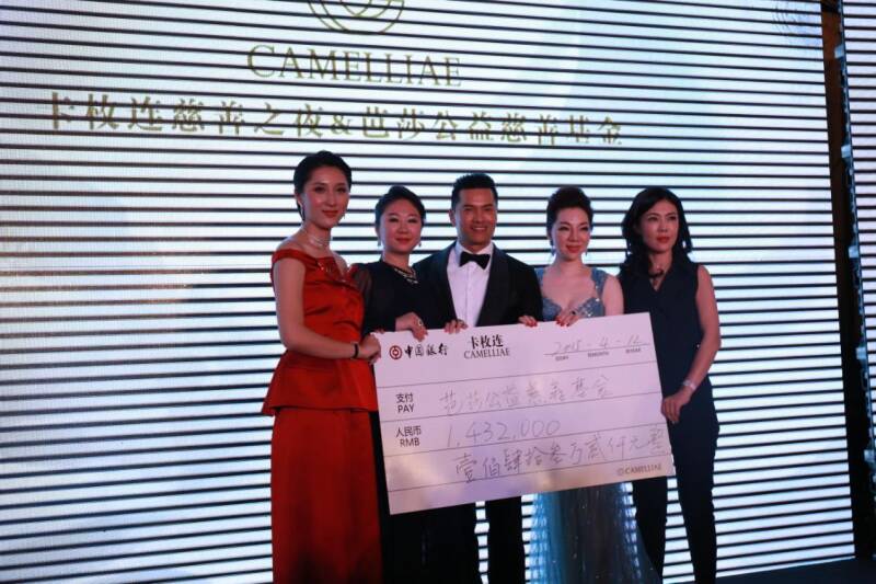 DAMIANI牵手卡枚连慈善夜  华丽珠宝冠美绝伦