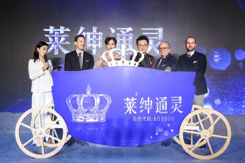 王室珠宝第一股来了！唐嫣佩戴古董王冠亮相莱绅通灵发布会