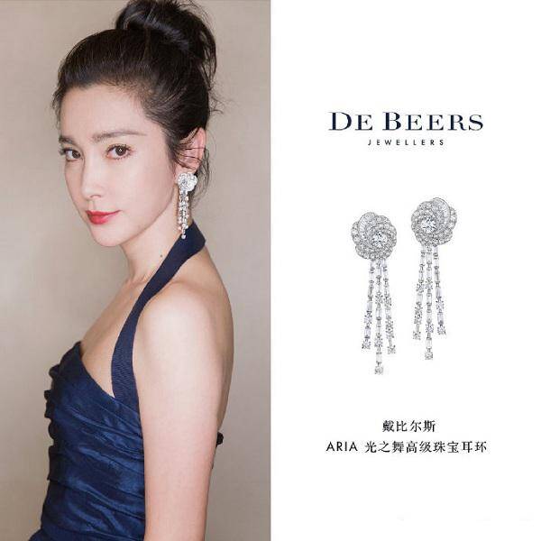 李冰冰佩戴戴比尔斯戒指现身活动 于指尖闪耀迷人魅力