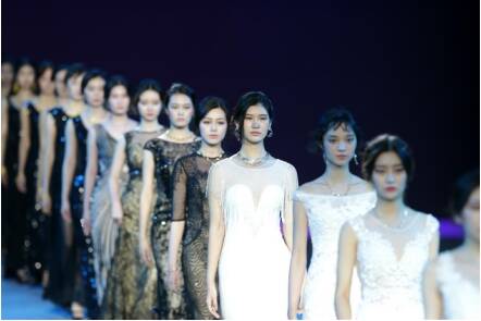 新金珠宝亮相2018武汉时尚艺术季的舞台 完美演绎了艺术与文化的碰撞