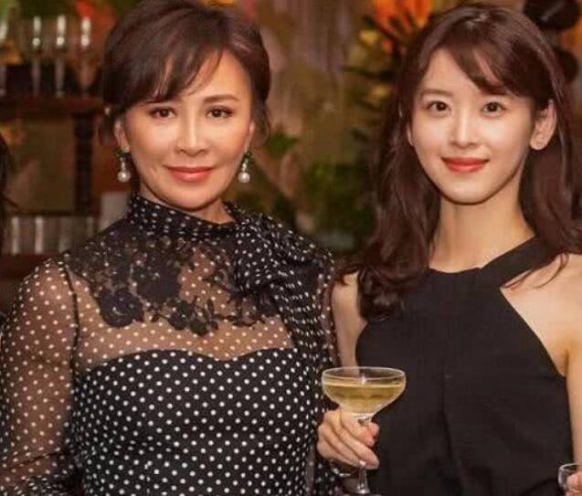 章泽天、刘嘉玲一同现身某珠宝晚宴