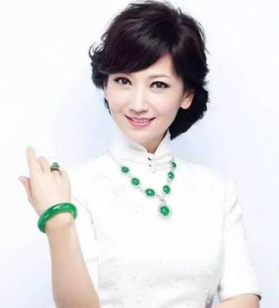不老女神赵雅芝戴高端珠宝出席活动 尽显高贵奢华