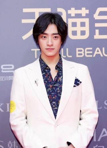 郑云龙佩戴TASAKI珠宝 彰显个性十足的独特绅士风范