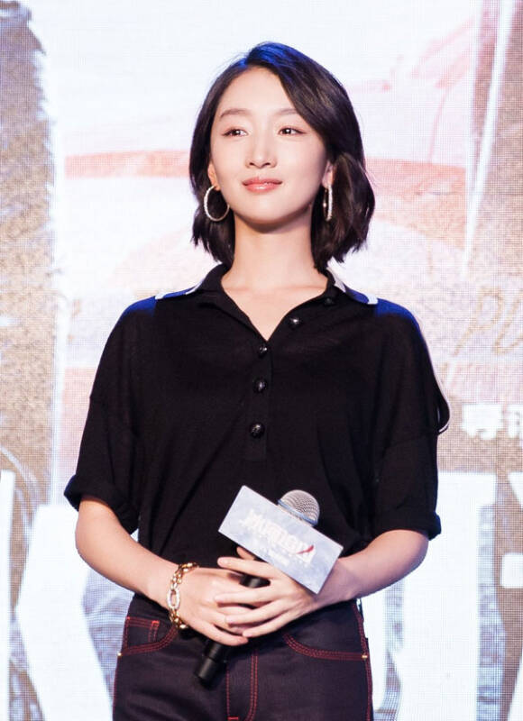 周冬雨佩戴POMELLATO宝曼兰朵亮相《冰河追凶》首映
